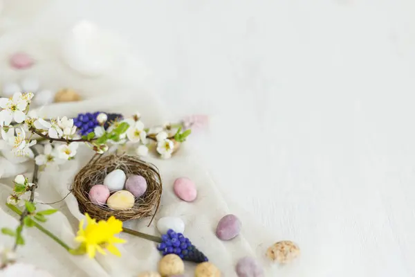 Huevos Chocolate Pascua Coloridos Nido Flores Primavera Plumas Composición Borde —  Fotos de Stock
