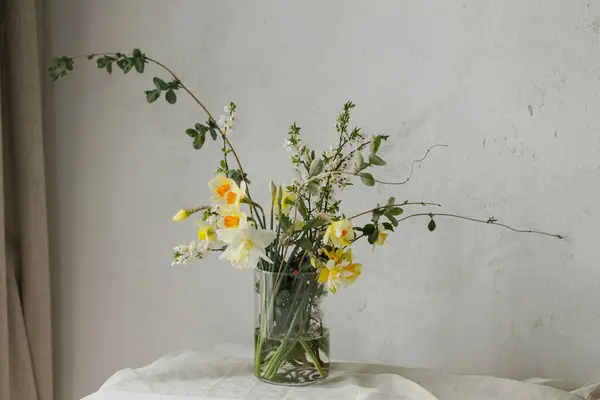 Stylowy Bukiet Wiosennych Kwiatów Rustykalnym Stole Wiejskim Pokoju Piękne Żonkile — Zdjęcie stockowe