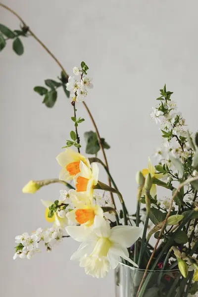 Buket Bunga Musim Semi Bergaya Meja Pedesaan Ruang Pedesaan Bunga — Stok Foto