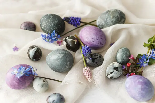 Feliz Páscoa Ovos Páscoa Elegantes Flores Primavera Pano Linho Mesa — Fotografia de Stock