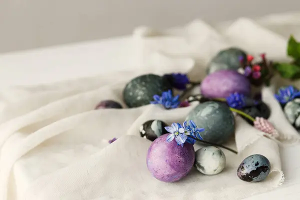 Feliz Páscoa Ovos Páscoa Elegantes Flores Primavera Pano Linho Mesa — Fotografia de Stock