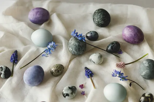 Stylová Velikonoční Vajíčka Jemné Jarní Květiny Plátno Rustikálně Bílém Stolku — Stock fotografie