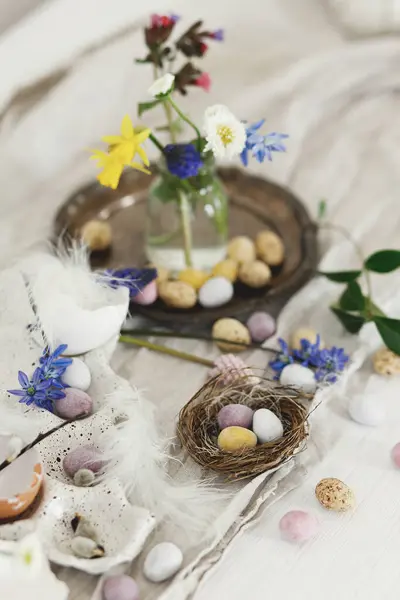 Stilvolle Osterschokoladeneier Nest Frühlingsblumen Federn Und Leinentuch Auf Rustikalem Holztisch — Stockfoto