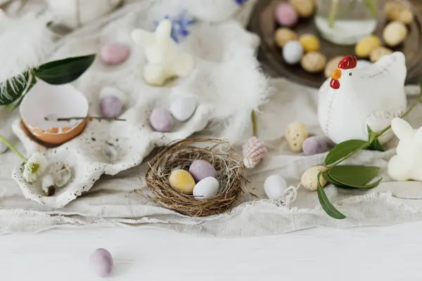 Bunte Osterschokoladeneier Nest Frühlingsblumen Hühnerfigur Und Leinentuch Auf Rustikalem Holztisch — Stockfoto