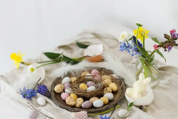 Frohe Ostern Stilvolle Osterschokoladeneier Nest Frühlingsblumen Federn Und Leinentuch Auf — Stockfoto