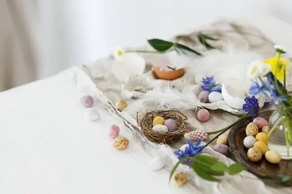 Frohe Ostern Bunte Osterschokoladeneier Nest Frühlingsblumen Federn Und Leinentuch Auf — Stockfoto