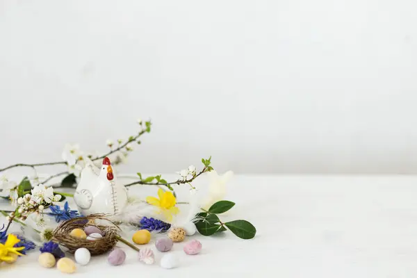 Pasen Stilleven Kleurrijke Paaseieren Nest Lentebloemen Kippenfiguurcompositie Witte Houten Tafel — Stockfoto