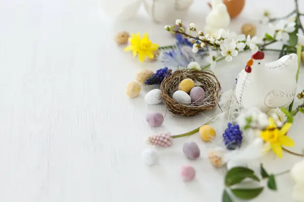 Frohe Ostern Stilvolle Osterschokoladeneier Nest Frühlingsblumen Hühnerfigur Auf Weißem Rustikalem — Stockfoto