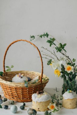 Mutlu Paskalyalar! Şık Paskalya doğal boyalı yumurta, ekmek, yiyecek ve kır masasında bahar çiçekleri. Geleneksel Paskalya Ortodoks bayramı yemekleri, nergisler ve vişne buketi.