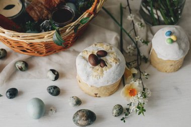 Mutlu Paskalyalar! Doğal boyanmış yumurta, et, ekmek, tereyağı, pancar ve bahar çiçekleriyle süslü Paskalya sepeti. Geleneksel Paskalya Ortodoks bayramı yemekleri ve nergisler buketi