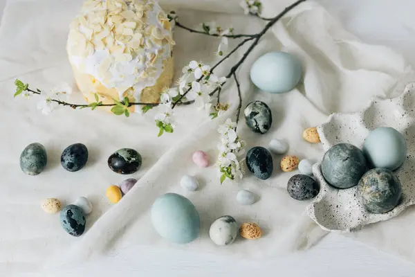 Stylová Velikonoční Vajíčka Panettone Jarní Květiny Plátně Rustikálním Stole Přírodní — Stock fotografie