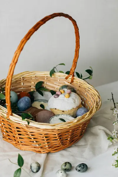 Szczęśliwej Wielkanocy Stylowy Koszyk Wielkanocny Naturalnymi Farbowanymi Jajkami Mięsem Chlebem — Zdjęcie stockowe