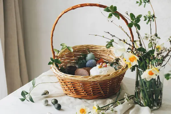 Stijlvolle Paasmand Met Eieren Voedsel Met Lentebloemen Rustieke Tafel Vrolijk — Stockfoto