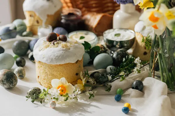 Paskalya Yumurtaları Ekmek Sepet Kır Masasında Bahar Çiçekleri Mutlu Paskalyalar — Stok fotoğraf