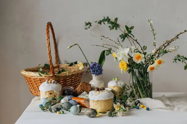 复活节快乐 时尚的复活节彩蛋 篮子和鲜花放在乡村餐桌上 传统的东方正统节日食物 用来祝福和送水仙花 — 图库照片