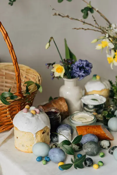 Stilvolle Ostereier Brot Und Korb Mit Frühlingsblumen Auf Rustikalem Tisch — Stockfoto