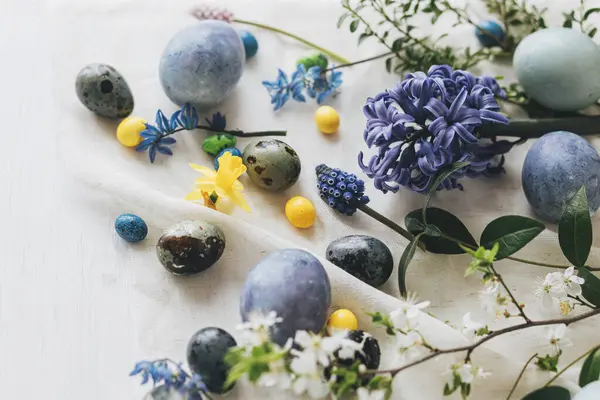 Veselé Velikonoce Stylová Velikonoční Vajíčka Jarní Květiny Lněném Ubrousku Rustikálním — Stock fotografie
