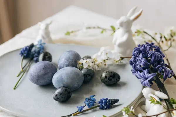Стильные Пасхальные Яйца Винтажной Тарелке Кролики Весенние Цветы Деревенском Столе — стоковое фото