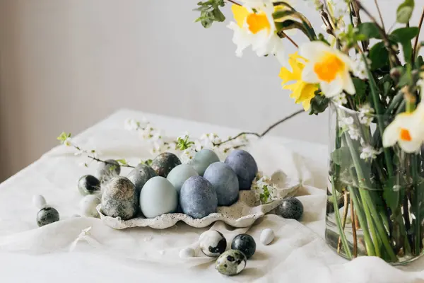 Stilvolle Ostereier Und Frühlingsblumen Auf Rustikalem Tisch Frohe Ostern Naturfarbstoff — Stockfoto