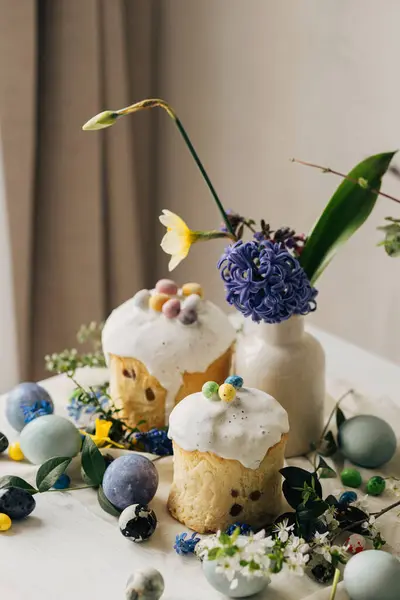 Стильні Великодні Яйця Пантетон Весняні Квіти Шоколадні Яйця Сільському Дерев — стокове фото