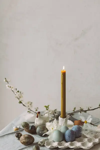 Frohe Ostern Stilvolle Ostereier Tablett Kirschblüte Und Kerze Auf Rustikalem — Stockfoto
