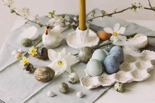 Frohe Ostern Stilvolle Ostereier Tablett Kirschblüte Und Kerze Auf Rustikalem — Stockfoto