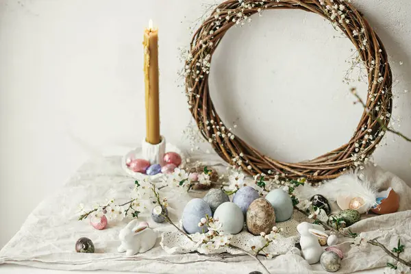 Mutlu Paskalyalar Paskalya Yumurtaları Tavşanlar Kiraz Çiçekleri Köy Masasında Modern — Stok fotoğraf