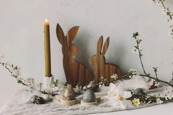 Великоднем Стильні Великодні Яйця Дерев Яні Кролики Вишневий Цвіт Свічка — стокове фото