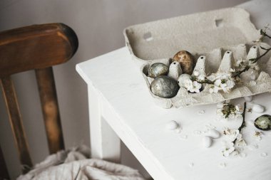 Mutlu Paskalyalar! Paskalya yumurtaları tepside ve kiraz çiçekleri kırsal masada. Modern doğal boya mermer yumurtalar ve bahar çiçekleri natürmort. Kırsal Paskalya Kompozisyonu