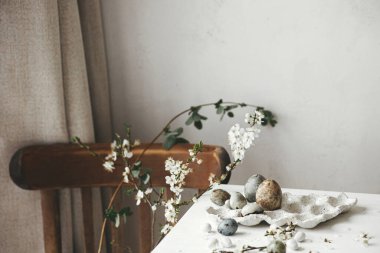 Mutlu Paskalyalar! Paskalya yumurtaları tepside ve kiraz çiçekleri kırsal masada. Modern doğal boya mermer yumurtalar ve bahar çiçekleri natürmort. Kırsal Paskalya Kompozisyonu