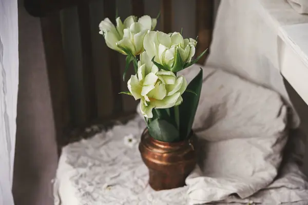 Elegantes Tulipanes Blancos Jarrón Vintage Silla Madera Vieja Con Tela —  Fotos de Stock