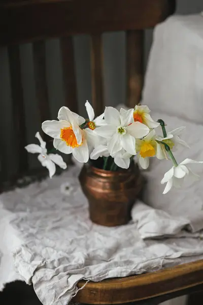 Krásné Narcisy Vinobraní Vázy Rustikálním Dřevěném Křesle Plátnem Krajina Květinové — Stock fotografie