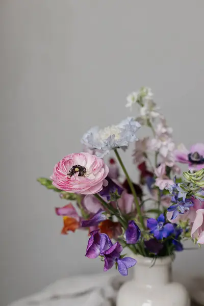 Stilvolles Bouquet Auf Rustikalem Leinenhintergrund Schöne Bunte Anemone Hahnenfuß Lathyrus — Stockfoto