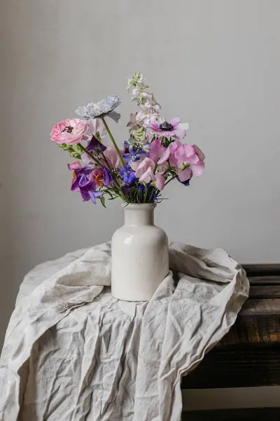 Sommerblumen Der Vase Rustikales Stimmungsvolles Stillleben Schöne Bunte Anemone Hahnenfuß — Stockfoto