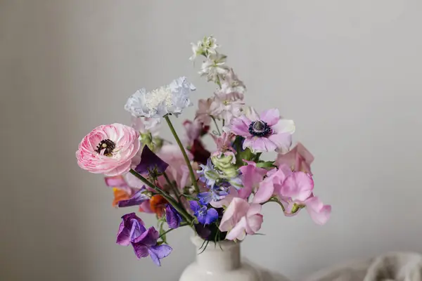Fleurs Été Vase Nature Morte Rustique Belle Anémone Colorée Ranunculus — Photo