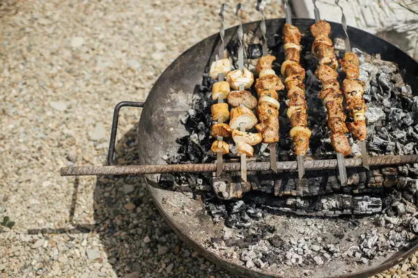 Lækker Kebab Ristning Ildstedet Tæt Kød Grøntsager Bbq Grillning Røg Stock-billede