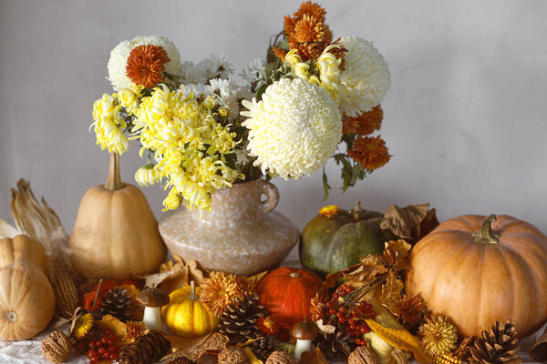 Happy Thanksgiving Pumpkins Chrysanthemum Vase Fall Leaves Berries Pine Cones Royalty Free Stock Photos