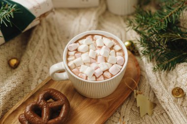 Noel havası. Bir fincan sıcak çikolata, şekerleme ve kurabiyeler, noel süsleri ve hediye, samimi örülmüş süveter ve köknar dalları. Kış higge duvar kağıdı