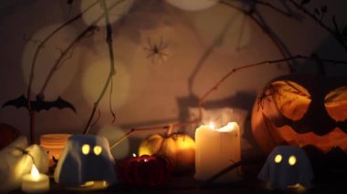 Balkabağı, hayaletler, mum ışığı, geceleri örümcekler ve yarasalar. Atmosferik cadılar bayramı bayramı görüntüleri. Şeker mi şaka mı? Mutlu Cadılar Bayramı! 