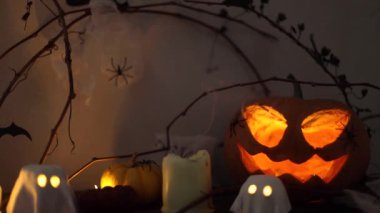 Balkabağı, hayaletler, mum ışığı, geceleri örümcekler ve yarasalar. Atmosferik cadılar bayramı bayramı görüntüleri. Şeker mi şaka mı? Mutlu Cadılar Bayramı! 