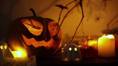 Balkabağı, hayaletler, mum ışığı, geceleri örümcekler ve yarasalar. Atmosferik cadılar bayramı bayramı görüntüleri. Şeker mi şaka mı? Mutlu Cadılar Bayramı! 