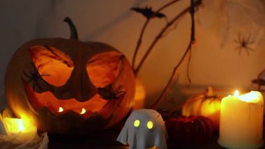 Mutlu Cadılar Bayramı! Korkunç Jack o fener kabağı, parlayan hayaletler, mum ışığı, karanlıkta örümcekler ve yarasalar. Atmosferik cadılar bayramı bayramı görüntüleri. Şaka mı şeker mi?