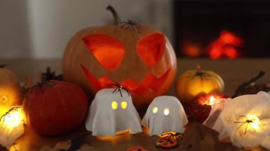 Mutlu Cadılar Bayramı videoları! Balkabağı Jack o fener ve hayaletler, örümcekler, yanan şöminenin arka planına düşen yapraklar. Ürkütücü atmosferik Cadılar Bayramı Cadılar Bayramı görüntüleri