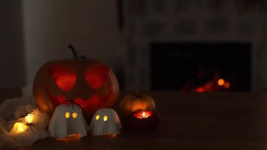Mutlu Cadılar Bayramı videoları! Balkabağı Jack o fener ve hayaletler, örümcekler, yanan şöminenin arka planına düşen yapraklar. Ürkütücü atmosferik Cadılar Bayramı Cadılar Bayramı görüntüleri