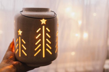 Pencere pervazında altın ışıklarla parıldayan el feneri. Atmosfer büyüsü. Mutlu Noeller ve mutlu tatiller! Kış duvar kâğıdı. Boşluğu Kopyala