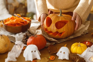 Kriko feneri yapıyorum. Cadılar bayramı balkabağını hayaletler ve örümceklerle oyan kadın, Cadılar Bayramı hazırlığı. Cadılar Bayramı süslemeleri yapıyorum.