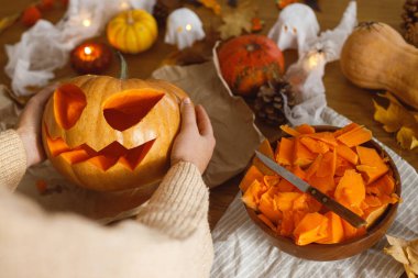 Kriko feneri yapıyorum. Cadılar bayramı balkabağını hayaletler ve örümceklerle oyan kadın, Cadılar Bayramı hazırlığı. Cadılar bayramın kutlu olsun! Şenlik dekorasyonu yapıyorum.