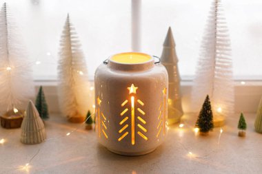 Altın ışıklı parlak noel feneri ve pencere pervazında tatil süslemeleri. Atmosferik büyülü natürmort. Mutlu Noeller ve mutlu tatiller! Kış duvar kâğıdı. Boşluğu Kopyala