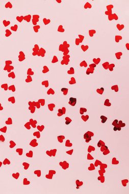 Sevgililer günün kutlu olsun. Pembe arka planda süslü kırmızı kalpler konfetisi. Aşk arkaplanı