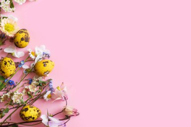 Mutlu Paskalyalar! Modern boyalı yumurtalar ve bahar çiçekleri pembe arkaplanda yazılı metinler için yatıyordu. Paskalya bayrağı, poster şablonu